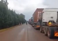 Urujijo ku murongo muremure w'amakamyo bikekwa ko yikoreye intwaro yagaragaye mu Burundi 