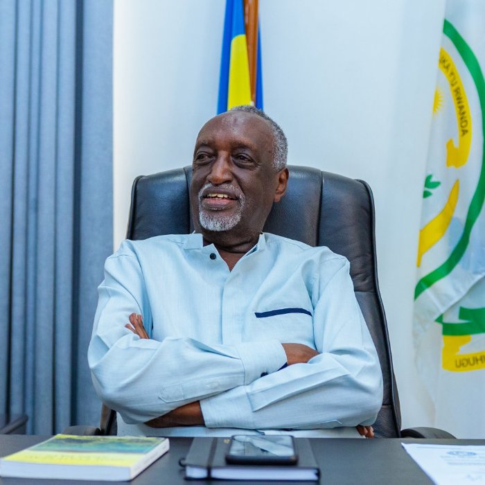 Tito Rutaremara yashyize umucyo kubivugwa ko Abasirikre b'Inkotanyi bazanwaga muri CND mu makamyo y'inkwi