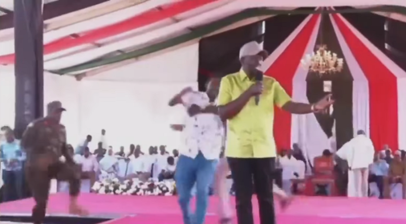 Umutekano wa Perezida Ruto igihe ari mu bantu benshi ukomeje kwibazwaho nyuma y'uko hari 2 baciye mu rihumye abashinzwe umutekano we