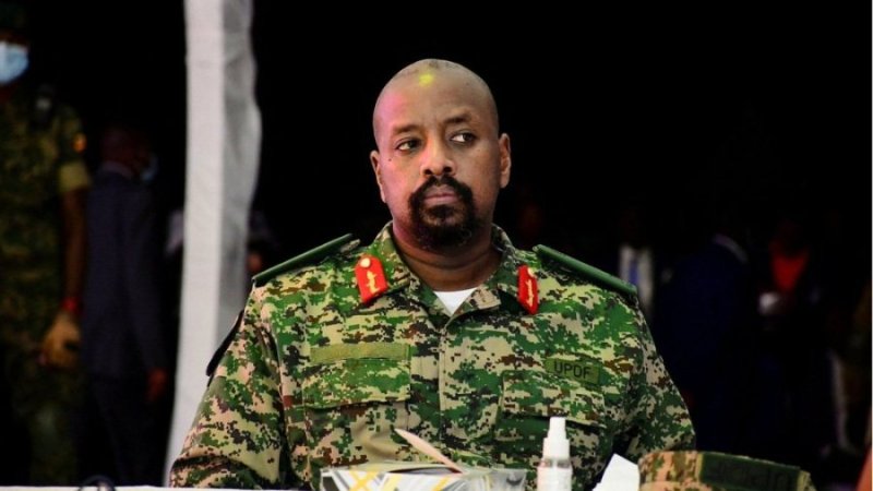 Gen Muhoozi yabwiye Bobi Wine ko icyiza yaguma i Genève 