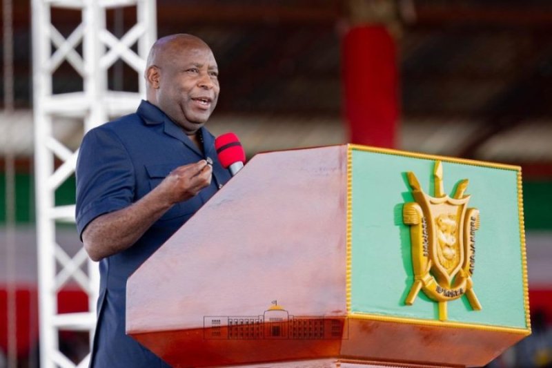 Rurageretse hagati ya Perezida Ndayishimiye na 'Imbwa Itukura'