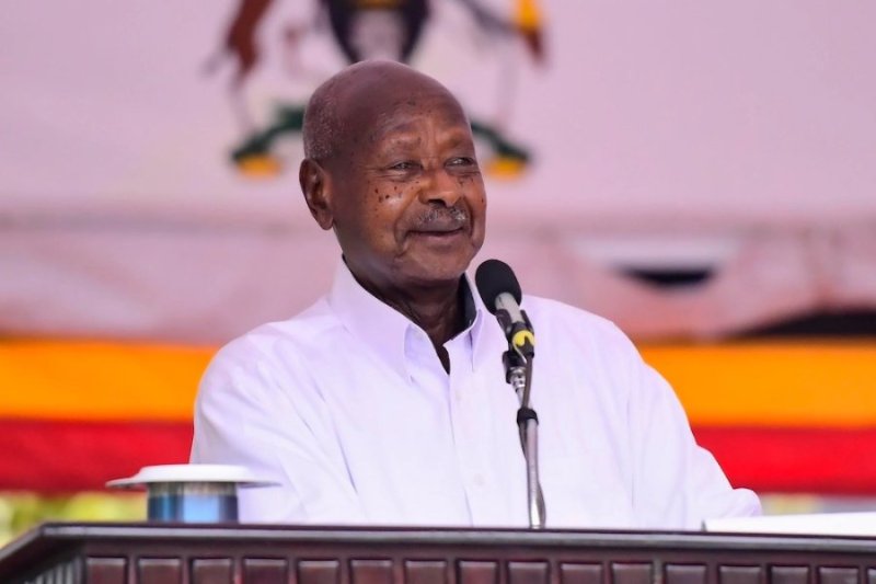 Museveni ntiyumva uburyo abandi bajya ku Kwezi Abanya-Uganda bahugiye mu kumansura