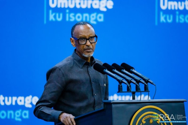 Perezida Kagame yabajije Abayobozi barya ruswa impamvu bigereranya n'ikibi