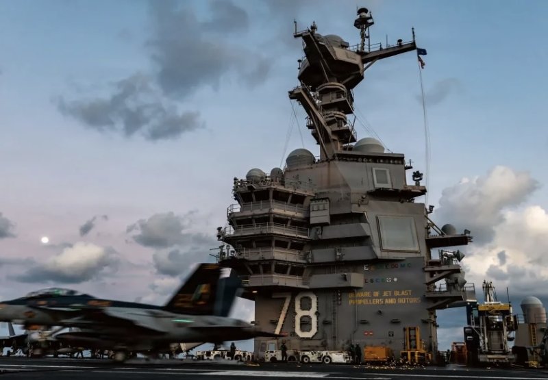 Ubwato bwa Amerika bwikorera indege bugiye kuva mu ntambara nyuma yo gufatwa n'inkongi